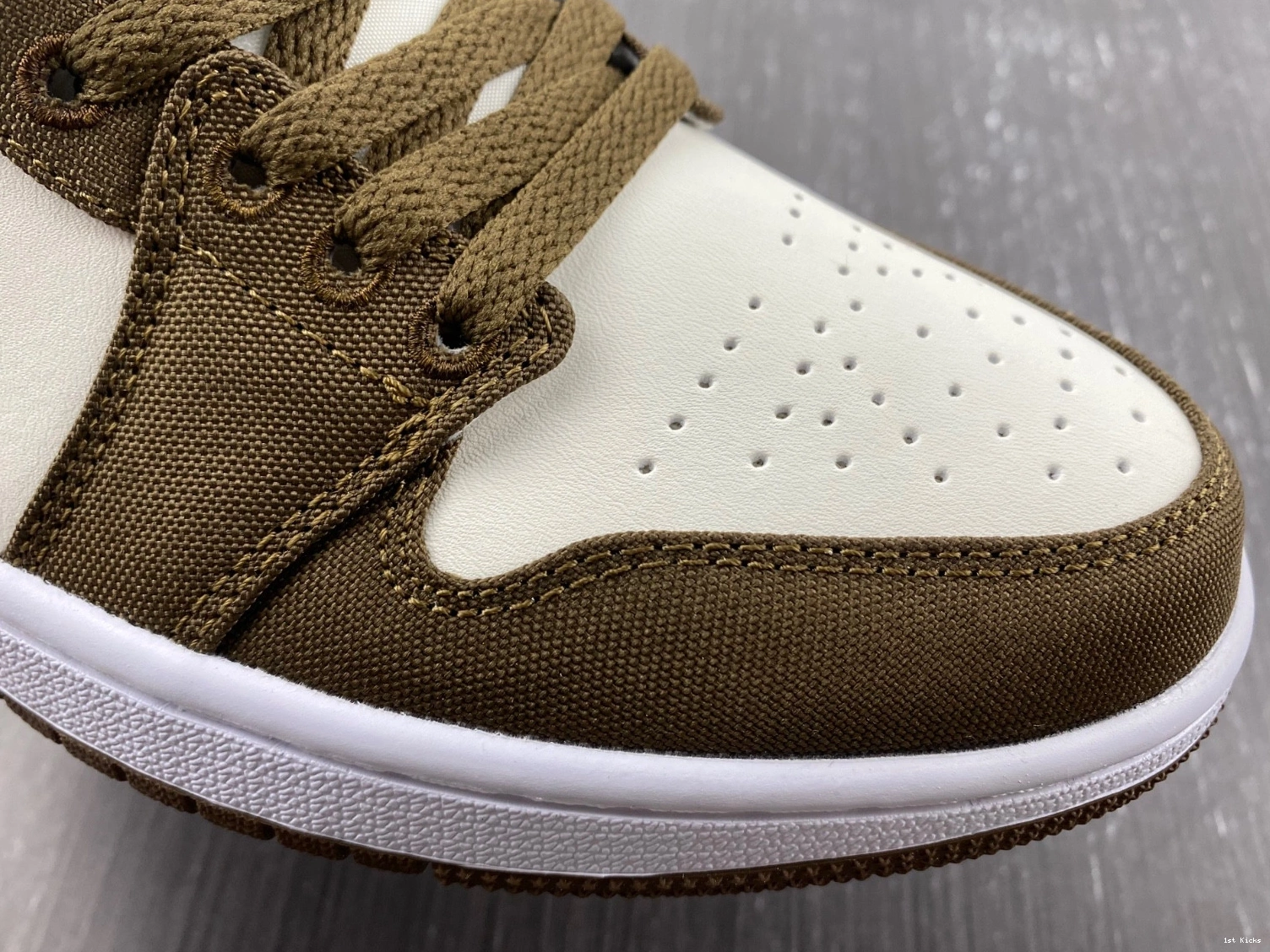 DV0426-301 SE 1 - Light (W) Jordan Olive Low 0328